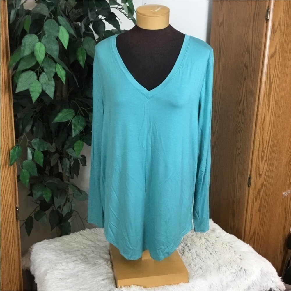 Zenana premium Woman’s size 1X v neck long sleeve Rounded hem jersey tee